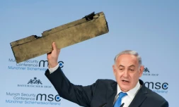 Le Premier ministre israélien Benjamin Netanyahu brandit un morceau de métal présenté comme provenant d'un drone iranien abattu par Israël, le 18 février 2018 pendant la Conférence de Munich sur la sécurité