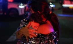 Une mĂšre enveloppĂ©e avec son enfant dans une couverture de survie aprĂšs l'attaque contre une fĂȘte juive sur la plage de Bondi, Ă Sydney, qui a fait onze morts et 29 blessĂ©s, le 14 dĂ©cembre 2025