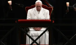 Le pape François prie durant le traditionnel Chemin de croix au COlisée de Rome, le 25 mars 2016