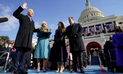 Joe Biden prĂȘte serment sur la Bible familiale le 20 janvier 2021 Ă Washington, DC