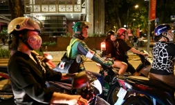 Pham Quoc Viet, chauffeur de moto-taxi le jour et secouriste la nuit, à Hanoï la nuit le 12 mai 2020