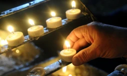 Des fidèles catholiques allument des bougies dans une église des Philippines, à Manille, le 10 février 2016