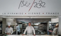 Le chef Patrick Henriroux dans les cuisines de son restaurant "La Pyramide" à Vienne, le 20 mars 2025 en Isère