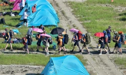 Des scouts évacuent le camp de leur rassemblement mondial, interrompu par une alerte au typhon, le 8 août 2023