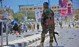 Un membre des forces de sécurité somaliennes sur les lieux d'un attentat, le 30 août 2016 à Mogadiscio 