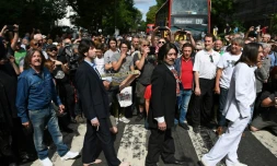 Des sosies traversentle passage piétons d'Abbey Road, rendu célÚbre par les Beatles 50 ans plus tÎt, le 8 août 2019 à Londres