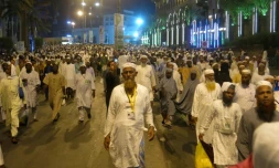 Les fidèles musulmans quittent la Grande mosquée de La Mecque, après la dernière prière du soir, trois jours avant le début du grand pèlerinage annuel, le 7 septembre 2016