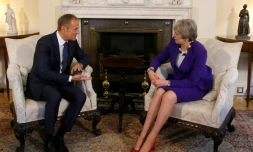 Le président du conseil européen Donald Tusk (g) s'adresse à la Première ministre britannique Theresa May, lors d'une réunion au 10 Downing street à Londres, le 1er mars 2018
