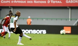L'attaquant du Ghana Andre Ayew (g) tir un penalty face à l'Ouganda lors de la CAN, le 17 janvier 2017 à Port-Gentil 
