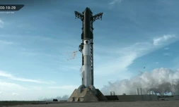 Image tirée d'une retransmission en direct de SpaceX montrant la fusée Starship dix minutes avant son lancement prévu depuis Starbase, lors du 13e vol d'essai à South Padre Island, au Texas, le 16 juillet 2026