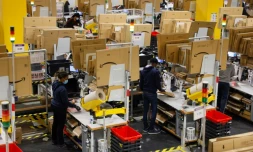 Des employés travaillent sur un site d'empaquetage Amazon à  Brétigny-sur-Orge, dans l'Essonne, le 14 décembre 2021