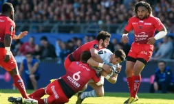 L'ouvreur néo-zélandais de Racing 92 Dan Carter est plaqué par le 3e ligne sud-africain de Toulon Juanne Smith lors du quart de finale de la Coupe d'Europe, le 10 avril 2016 au stade Yves-du-Manoir de Colombes