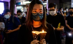 Une femme tient une bougie lors de la veillée en souvenir de Tiananmen le 4 juin 2021 à Hong Kong