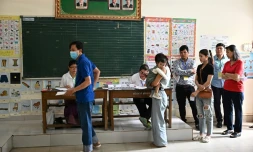 Des électeurs font la queue pour voter lors des élections législatives à Phnom Penh le 23 juillet 2023