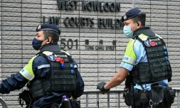 DeDes policiers devant le tribunal de West Kowloon, à Hong Kong, le 12 janvier 2026, avant les débats sur la peine à infliger à l'ex-magnat des médias prodémocratie Jimmy Lai