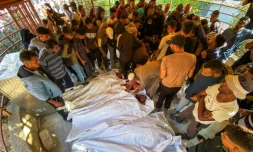 Des Palestiniens pleurent des corps de proches tués près d'un centre d'aide humanitaire soutenu par les Etats-Unis, à l'hôpital Nasser, dans le sud de la bande de Gaza, le 3 juin 2025