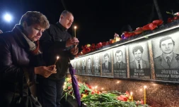 Des habitants déposent des bougies au pied du monument aux victimes de Tchernobyl à Slavoutitch, ville située à une cinquantaine de kilomètres de la centrale et construite après la catastrophe pour loger des employés du site, le 26 avril 2016