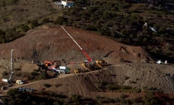 Un hélicoptère et des engins de travaux publics participent aux opérations pour tenter de retrouver le petit Julen, le 24 janvier 2019 à Totalan