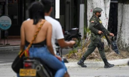 Un membre de la police nationale colombienne garde les rues d'Arauca, en Colombie, près de la frontière vénézuélienne, le 23 janvier 2022