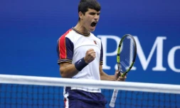 L'Espagnol Carlos Alcaraz après sa victoire contre le Grec Stefanos Tsitsipas pour sa première participation à l'US Open le 3 septembre 2021