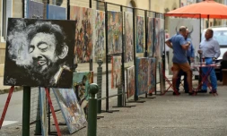 Des vendeurs de peinture ambulants dans les rues de Marciac, le 31 juillet 2018, pendant la 41e édition de Jazz in Marciac