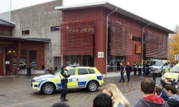 Des policiers devant une école où un homme masqué et armé d'un sabre a blessé cinq personnes, le 22 octobre 2015 à Trollhättan, en Suède