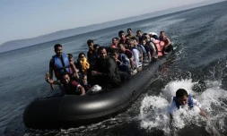 Des migrants arrivent sur l'île grecque de Lesbos après une traversée depuis la Turquie à bord d'un bateau gonflable, le 4 septembre 2015