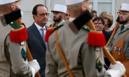 François Hollande au milieu d'une revue de soldats de la Légion étrangère, à Castelnaudary, le 19 novembre