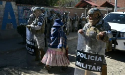 Des membres des forces de sécurité gardent une route après sa réouverture, auparavant bloquée par des manifestants exigeant la démission du président Rodrigo Paz,  le 5 juin 2026 à Carreras, dans le département de La Paz, en Bolivie
