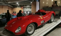 Une Ferrari 335S Spider Scaglietti exposée le 2 février 2016 à Paris
