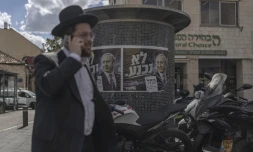 Une affiche électorale du Premier ministre Benjamin Netanyahu dans une rue de Jérusalem, le 29 octobre 2026