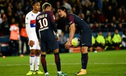 Les attaquants du PSG Neymar et Edinson Cavani en "pourparlers" avant de tirer un penalty, face à Lyon, le 17 septembre 2017 au Parc des Princes