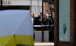 La Première ministre britannique Theresa May discute avec un responsable policier sur les lieux de l'attaque à Salisbury, le 15 mars 2018