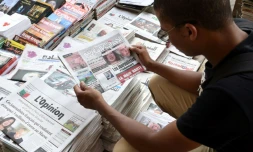 Un Marocain regarde les unes de journaux lors de l'affaire des deux journalistes français poursuivis pour chantage à l'égard du roi du Maroc, à Rabat, le 29 août 2015