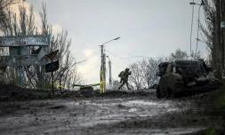 Un soldat ukrainien court pour se mettre à l'abri des bombardements sur la ligne de front à Bakhmout, dans l'est de l'Ukraine, le 23 avril 2023