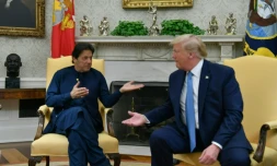 Le président américain Donald Trump (d) reçoit le Premier ministre pakistanais Imran Khan à la Maison Blanche, le 22 juillet 2019 à Washington