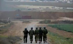 Des soldats israéliens prennent position face à des manifestants palestiniens à la frontière entre Gaza et Israël, le 24 avril 2018 