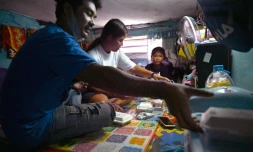 La famille Noidee, durement touchée par le confinement dû au coronavirus, partage un repas fourni par l'aide alimentaire, le 28 mai 2020 à Bangkok