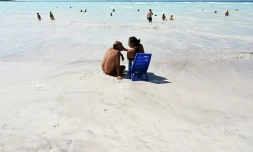 Des vacanciers sur une "plage blanche", le 31 juillet 2019 à Rosignano Solvay, en Toscane
