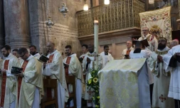 Le Patriarche latin de Jérusalem Pierbattista Pizzaballa (c) célèbre la messe de Pâques à l'église du Saint-Sépulcre, le 9 avril 2023 à Jérusalem