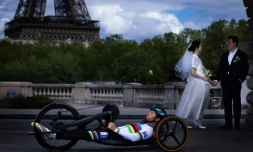 Le cycliste paralympique français Florian Jouanny pose sur le pont Bir-Hakeim à Paris le 6 mai 2024