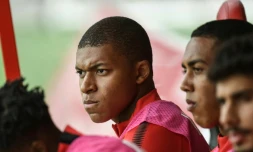 Kylian Mbappé sur le banc de l'AS Monaco au stade Gaston-Gérard de Dijon, le 13 août 2017