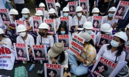 Manifestation contre le coup d'Etat militaire, devant l'ambassade d'Indonésie, le 24 février 2021 à Rangoun, en Birmanie