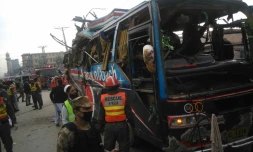 La police et les secours pakistanais sur le site de l'explosion d'un bus, à Peshawar au Pakistan, le 16 mars 2016
