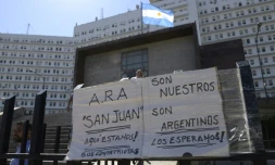Des posters pour encourager l'équipage du sous-marin argentin disparu ont été apposés devant le quartier général de la Marine à Buenos Aires, le 23 novembre 2017