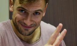 Piotr Verzilov, membre des Pussy Riot hospitalisé en Allemagne, lors d'une audience judiciaire à Moscou le 23 juillet 2018, après 15 jours de détention suite à une intrusion sur le terrain durant la finale de la Coupe du Monde de football