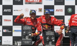 Sébastien Ogier (Citroën/g) et son co-pilote Julian Ingrassia posent sur le podium aprÚs leur victoire au Rallye de Turquie, le 15 septembre 2019 à Gokce dans le district de Marmaris