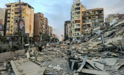 Les décombres après une frappe aérienne israélienne dans les quartiers sud de Beyrouth, où trône une image de l'ancien guide suprême iranien, l'ayatollah Ali Khamenei, le 28 mars 2026, au Liban