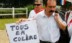 Le secrétaire général de la CGT Philippe Martinez, ici le 10 juin 2016 à Villiers-le-Bel près de Paris, donne des consignes aux grèvistes pour que "tous les supporteurs" puissent accéder au stade