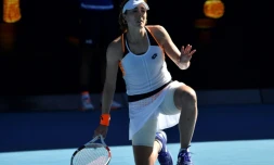 La Française Alizé Cornet célèbre sa victoire contre la Roumaine Simona Halep en 8e de finale de l'Open d'Australie à Melbourne le 24 janvier